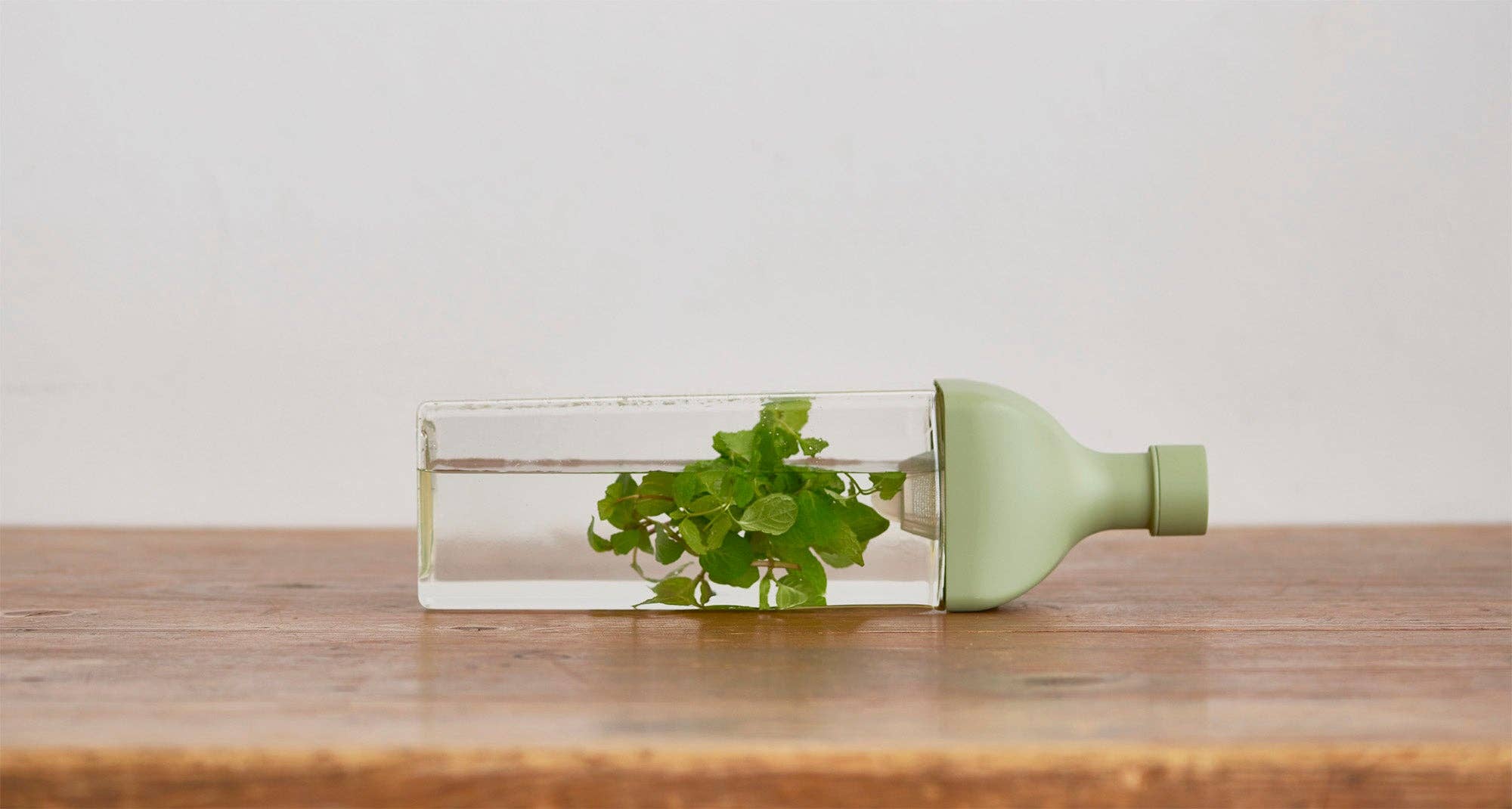 "Ka-Ku" Cold Brew Tea Bottle by HARIO